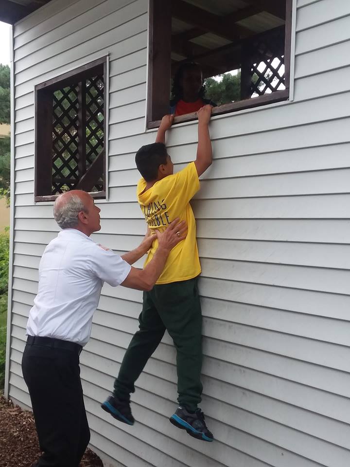 Hang and Drop Method Escaping from Survive Alive House